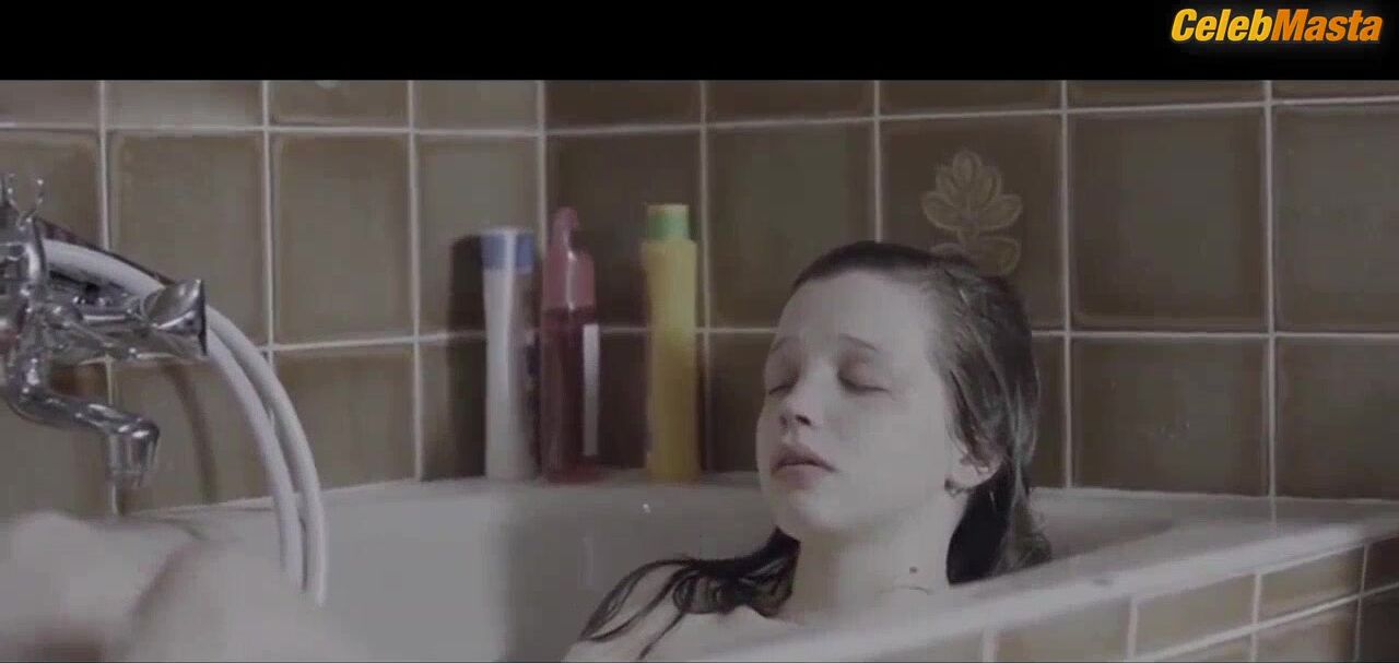 Solene Rigot ’s Sexy Scene From Puppylove - Photo 3 of 5 photo 1