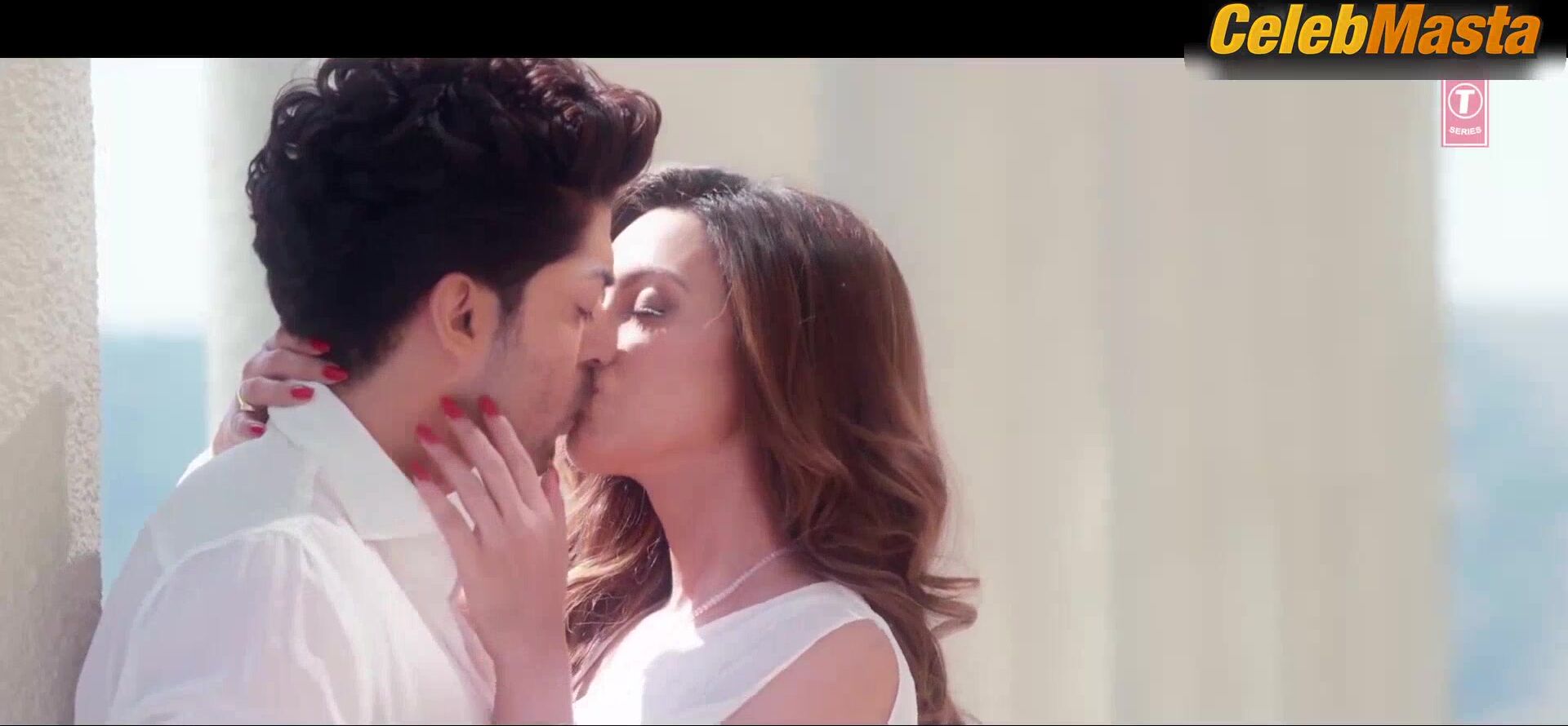 Sana Khan Bares All In Scene From Wajah Tum Ho - Photo 1 of 5
