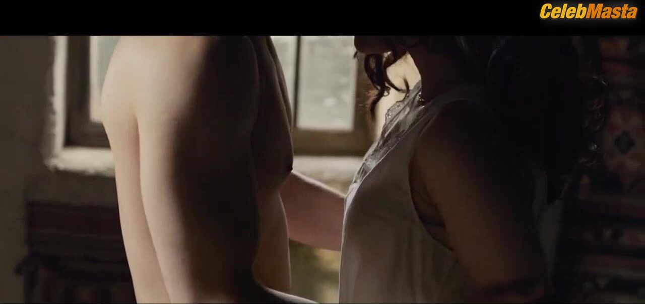 Maria Valverde Boobs Scene In Ali & Nino - Photo 1 of 5