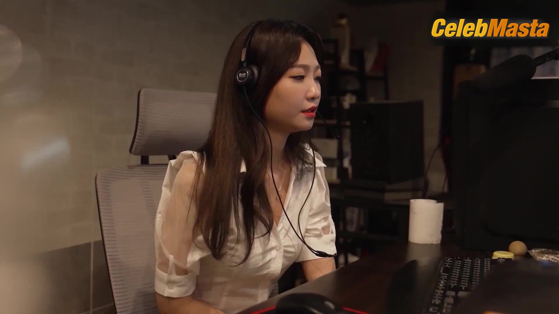 Lee Chae-dam Tits And Underwear Scene From Call Center - Photo 2 of 5