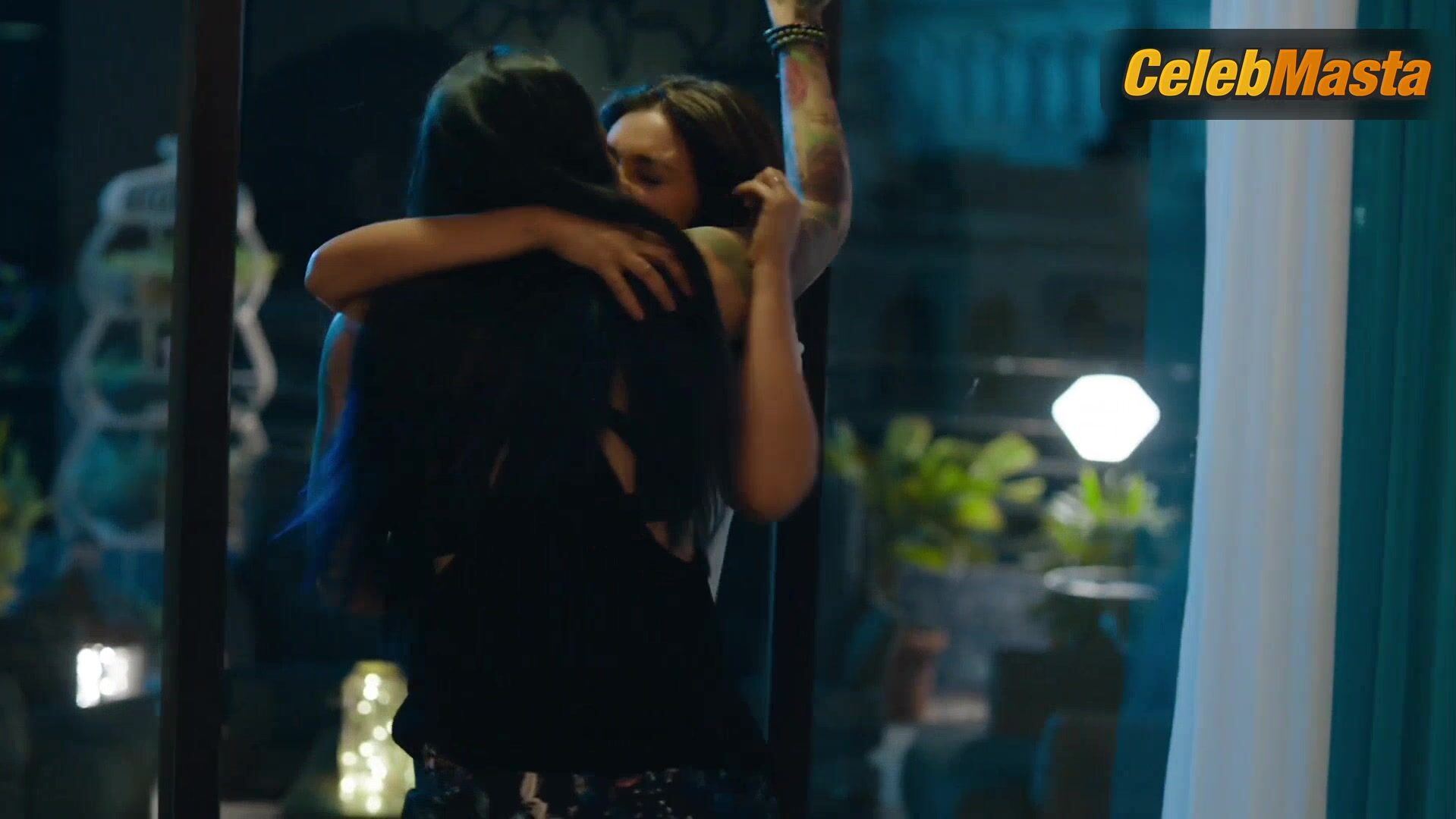 Gurbani Judge Lisa Ray And Steamy Lesbian Scene In Four - Photo 1 of 5 photo 4
