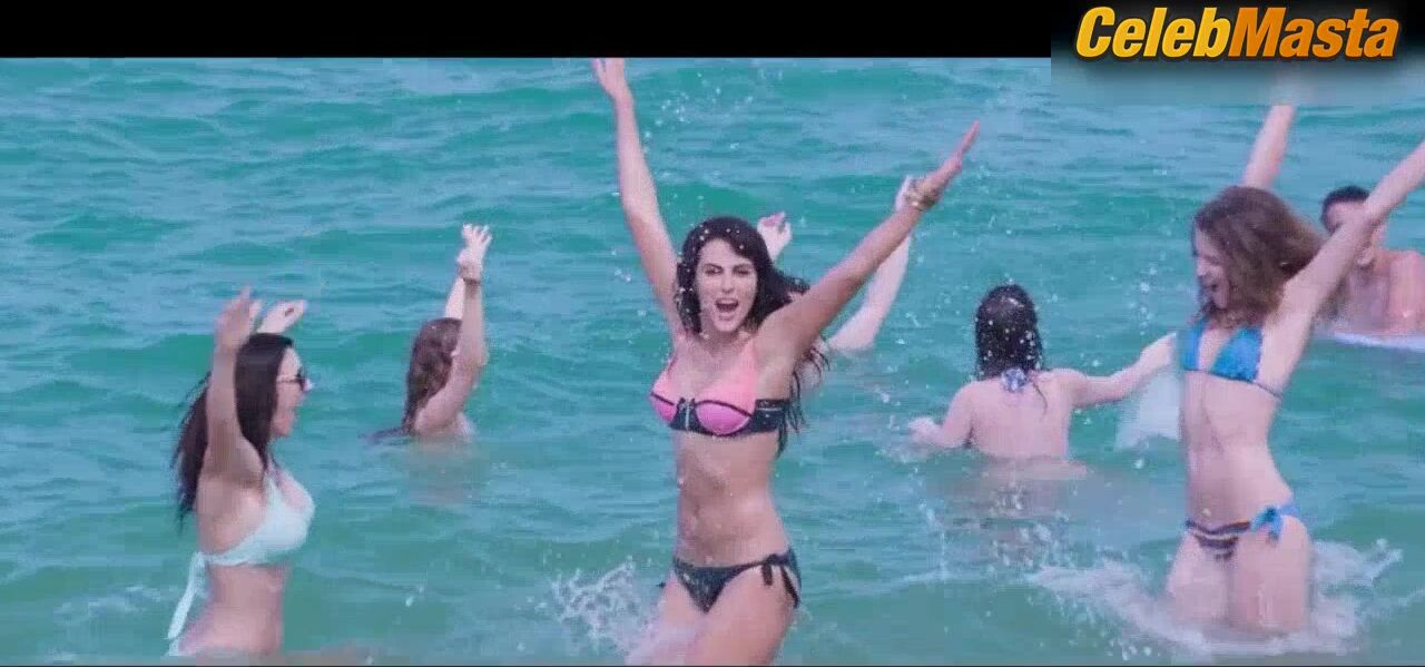 Mandana Karimi Swimsuit Scene From Kya Kool Hain Hum 3 - Photo 2 of 5 photo 1