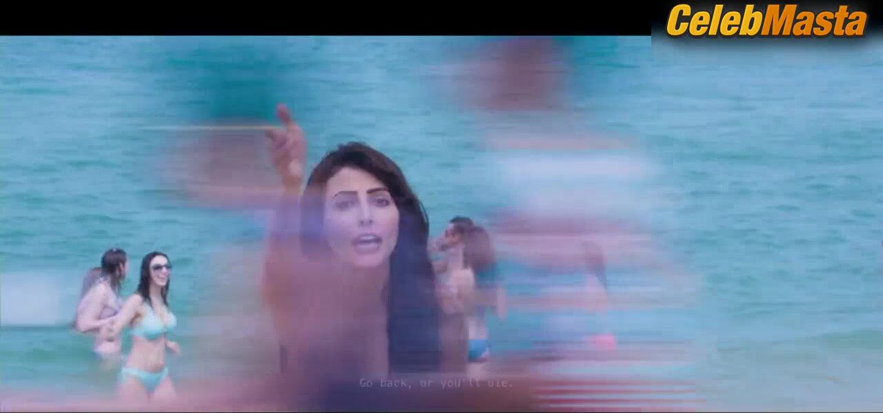 Mandana Karimi Swimsuit Scene From Kya Kool Hain Hum 3 - Photo 2 of 5 photo 4