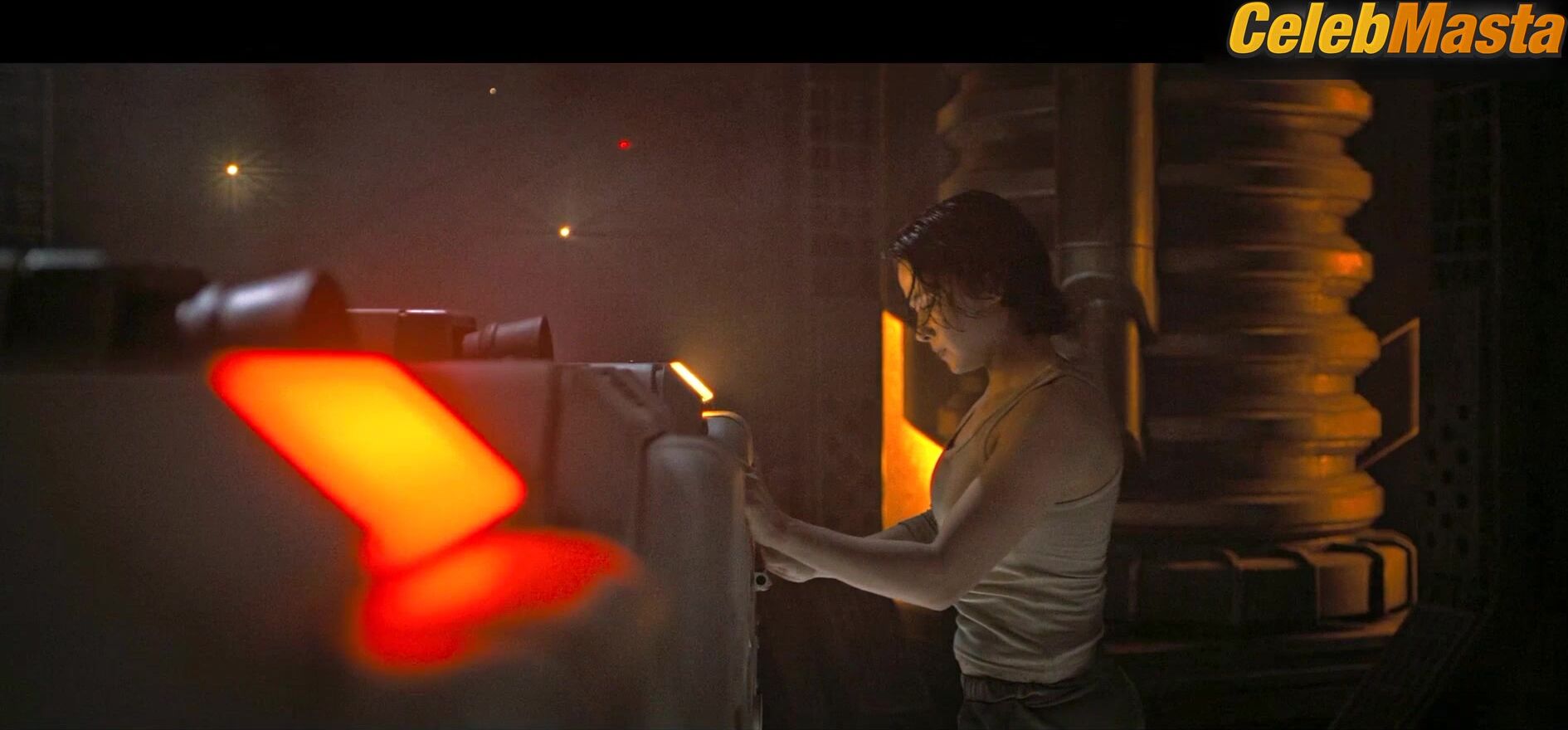 Cailee Spaeny And Isabela Merced Sexy Scene From Alien - Photo 2 of 5 photo 1