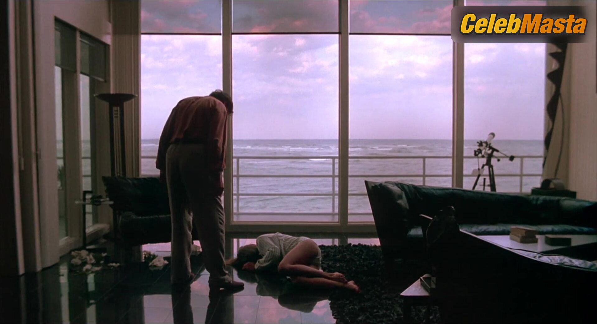 Julia Roberts Underwear Scene In Sleeping With The Enemy - Photo 2 of 5 photo 1