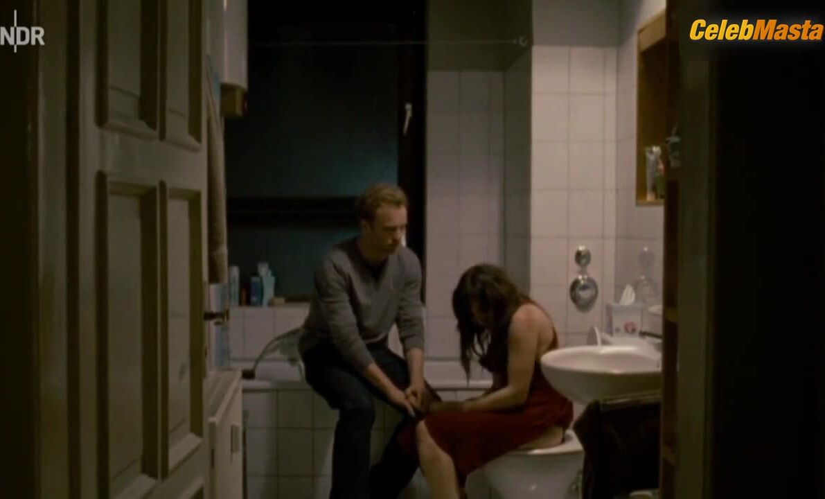 Maja Schone Booty, Tits Scene In Der Brand - Photo 2 of 5 photo 1