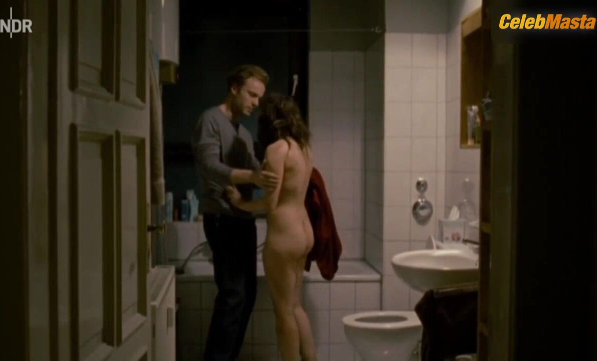Maja Schone Booty, Tits Scene In Der Brand - Photo 2 of 5