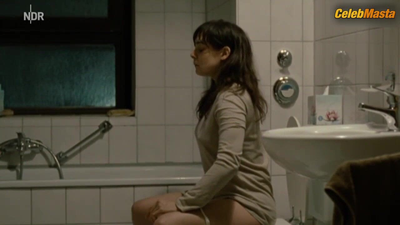 Maja Schone Booty, Tits Scene In Der Brand - Photo 2 of 5 photo 5