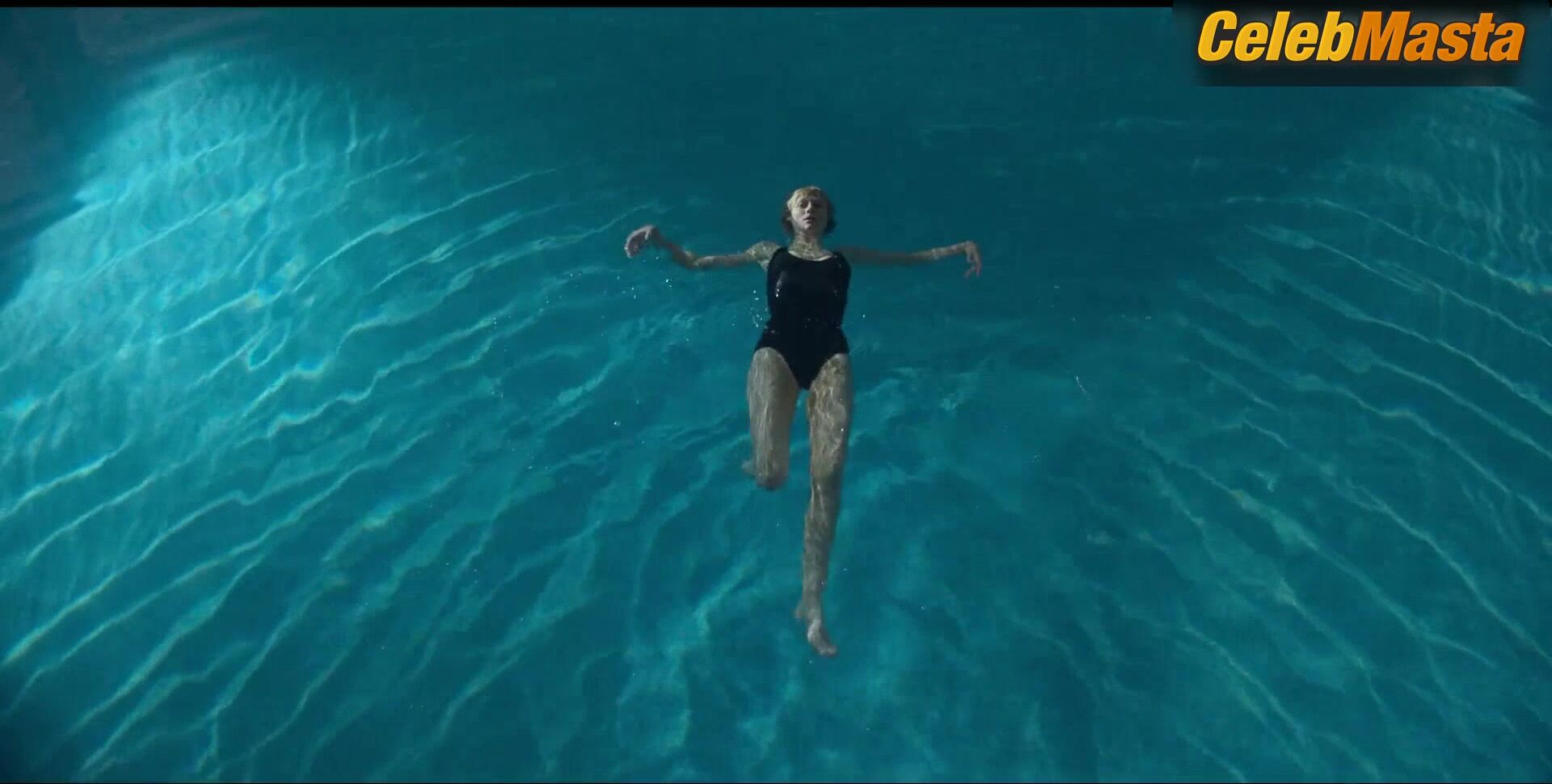 Elizabeth Debicki Flaunts Sexy Scene In The Crown - Photo 2 of 5 photo 1