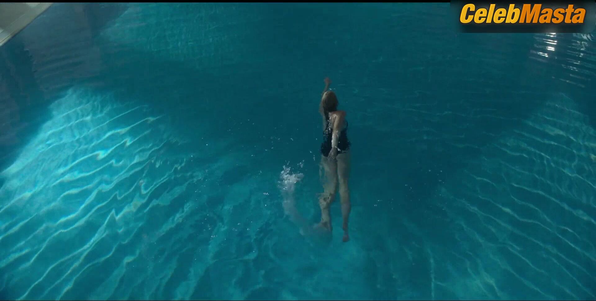 Elizabeth Debicki Flaunts Sexy Scene In The Crown - Photo 2 of 5