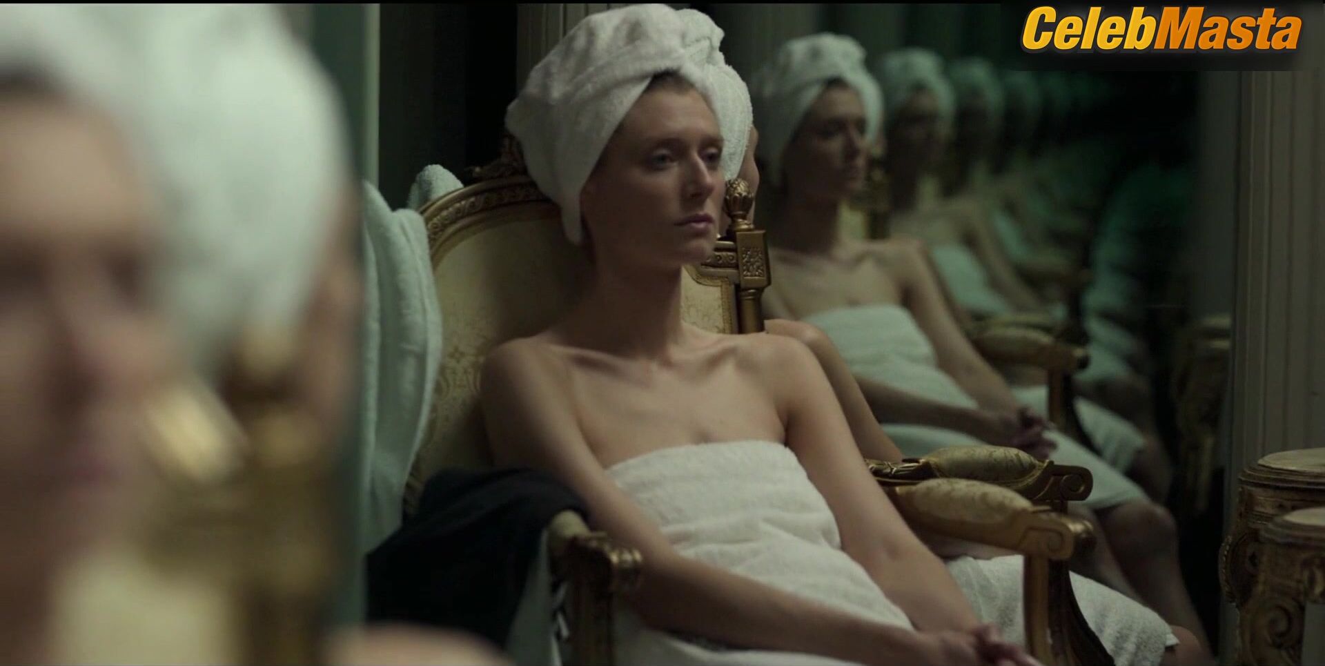 Elizabeth Debicki Flaunts Sexy Scene In The Crown - Photo 2 of 5 photo 5