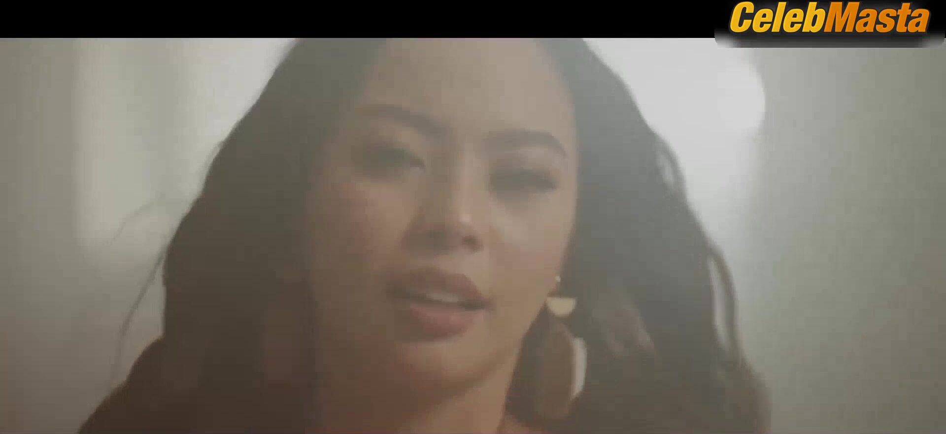 Stephanie Raz Bares Boobs Scene In Tampipi - Photo 1 of 5 photo 2