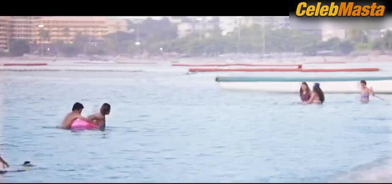 Mandana Karimi And Meghna Naidu Swimsuit Scene In Kya Kool - Photo 2 of 5