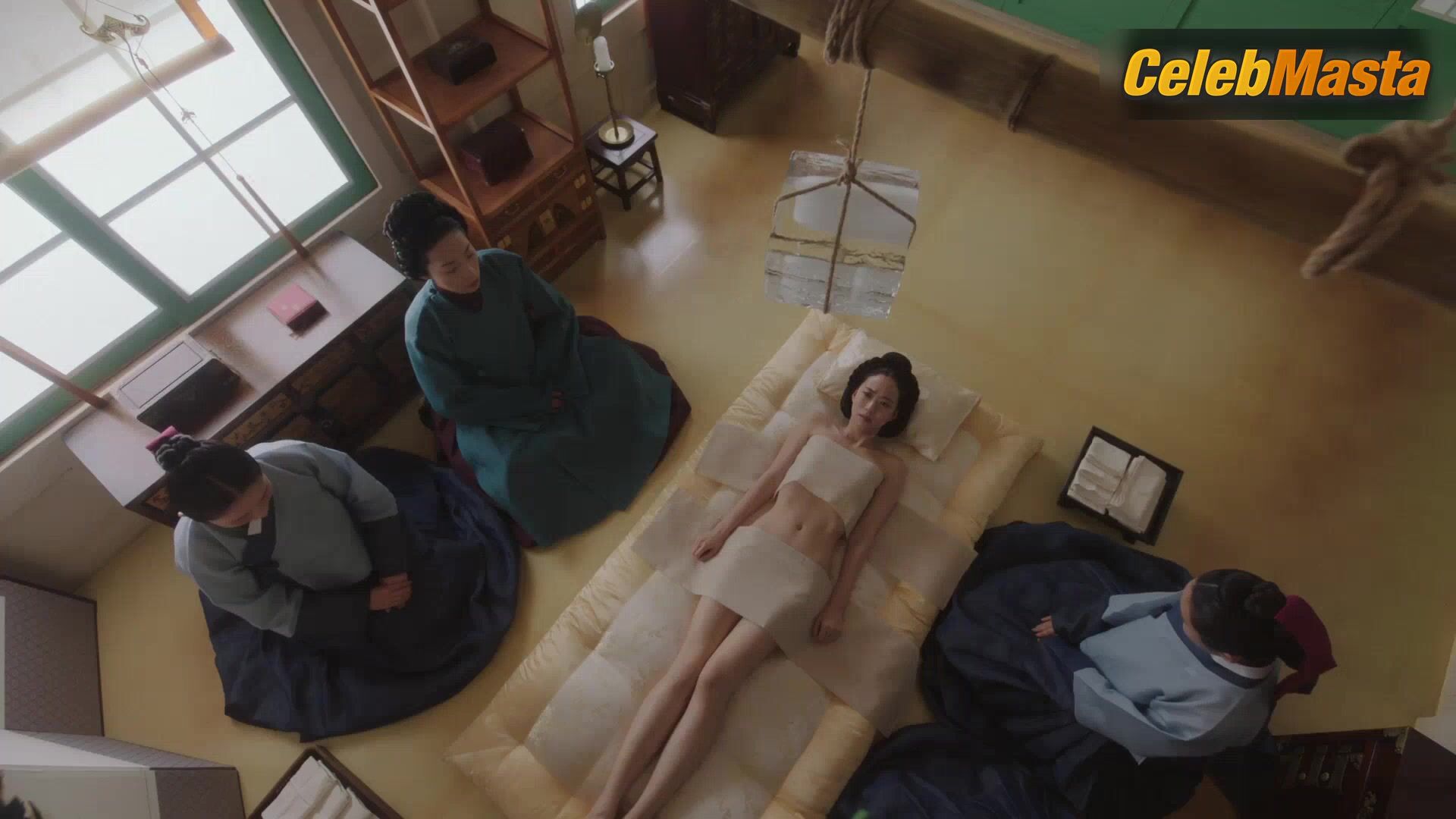 Cha Joo-young ’s Booty Scene In The Queen Who Crowns - Photo 1 of 5
