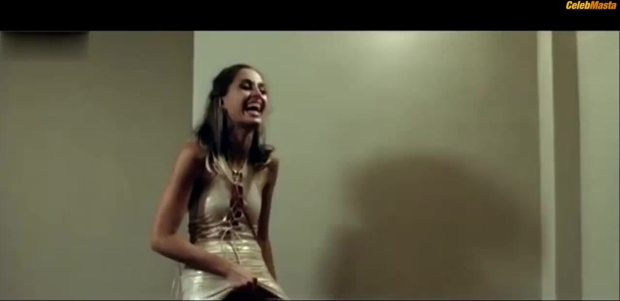 Camila Pitanga Exposes Tits Scene In Eu Receberia As Piores - Photo 1 of 5 photo 2