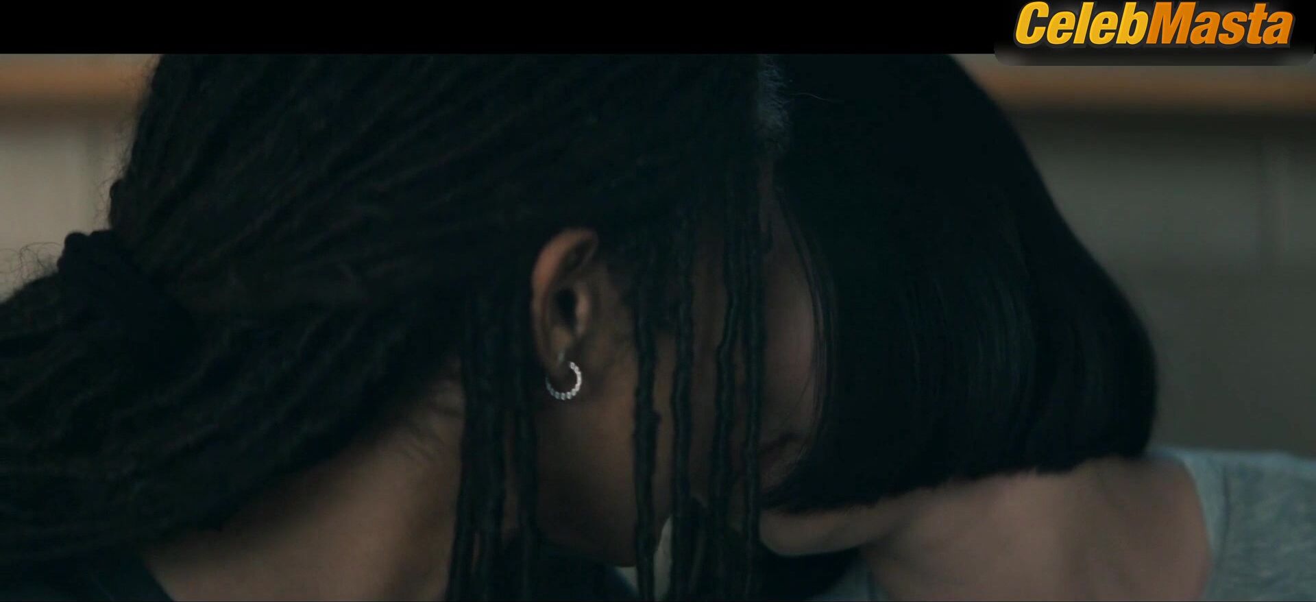 Jaz Sinclair London Thor And ’s Lesbian Scene In - Photo 1 of 5