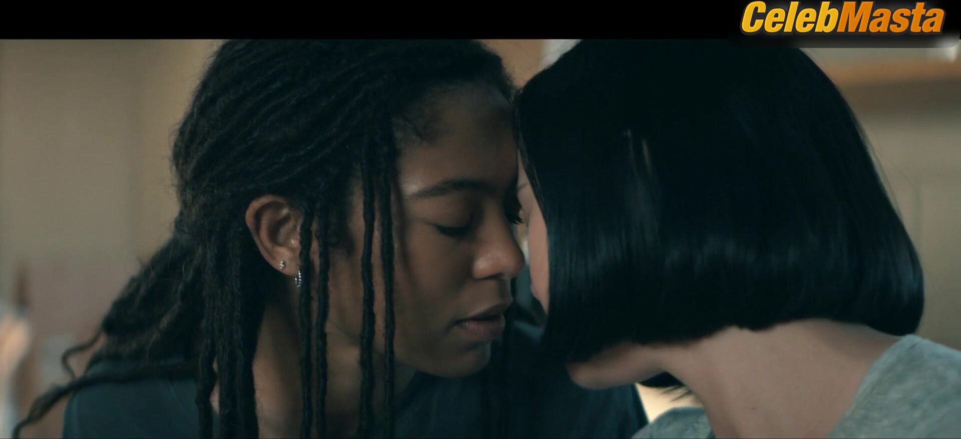 Jaz Sinclair London Thor And ’s Lesbian Scene In - Photo 1 of 5 photo 2