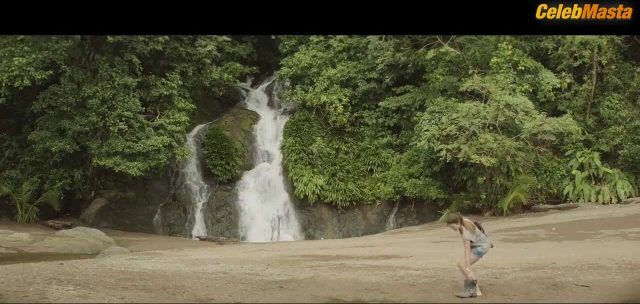 Adriana Ugarte Ass, Tits Scene From Palm Trees In The Snow - Photo 1 of 5