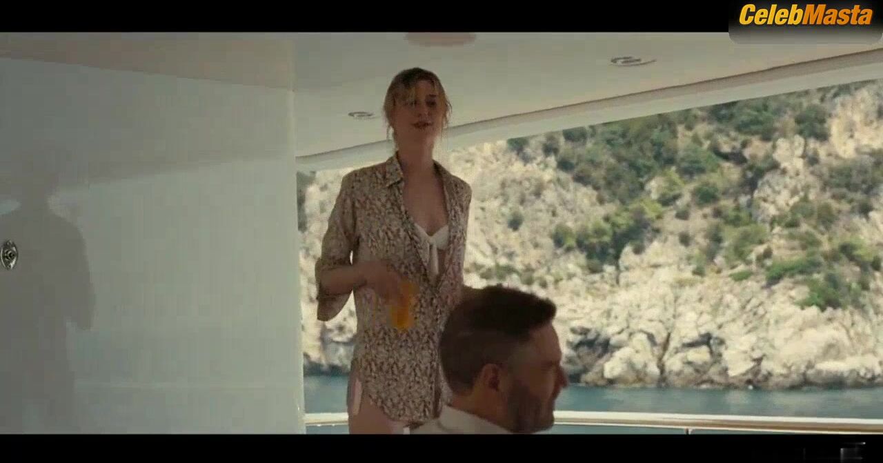 Elizabeth Debicki Ass, Tits Scene From Tenet - Photo 3 of 5 photo 4