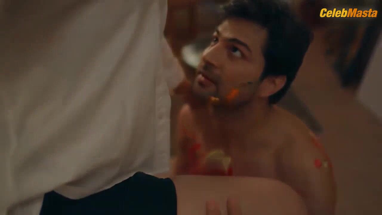Maahi Khan Bares Butt, Boobs Scene In Khoon Bhari Maang - Photo 1 of 5 photo 2