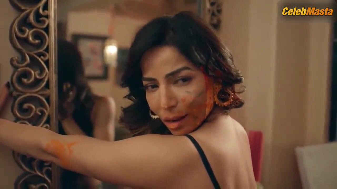 Maahi Khan Bares Butt, Boobs Scene In Khoon Bhari Maang - Photo 1 of 5 photo 4