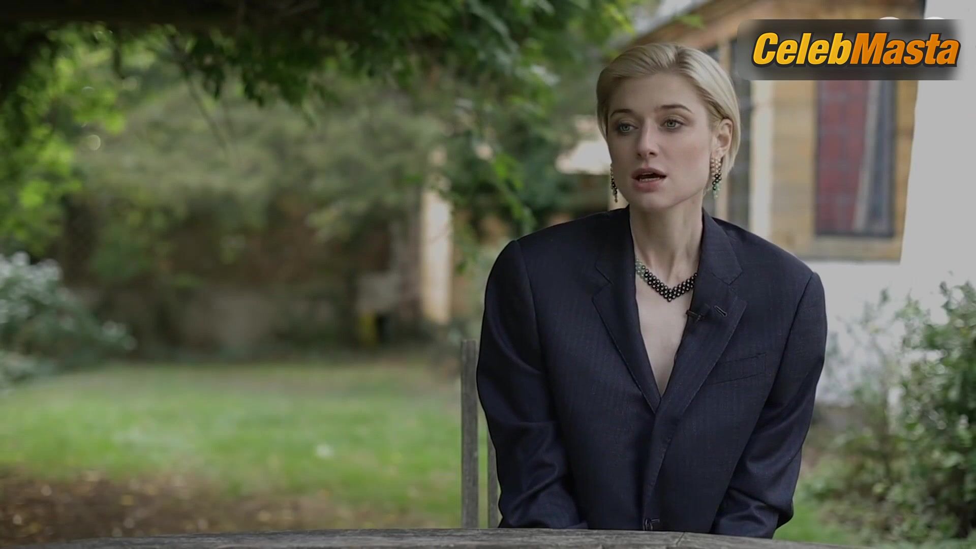 Elizabeth Debicki Sexy Scene From Talks Female Empowerment - Photo 1 of 5 photo 2