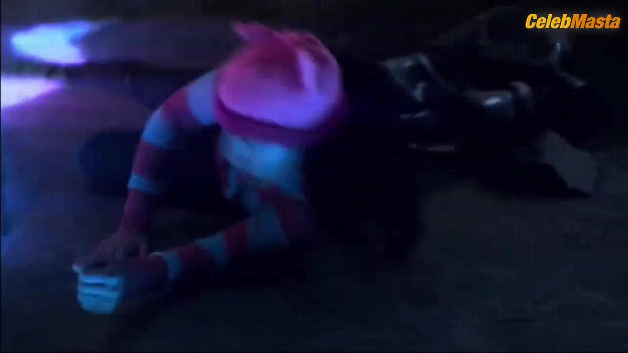 Lyrica Okano Virginia Gardner And ’s Lesbian Scene - Photo 1 of 5
