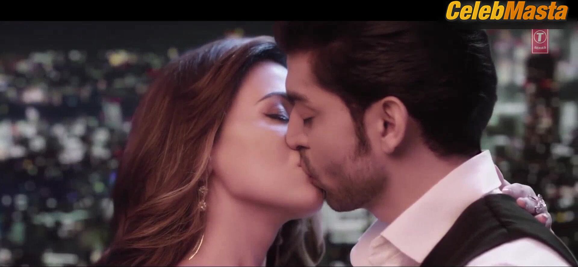 Sana Khan Reveals All In Scene From Wajah Tum Ho - Photo 5 of 5 photo 2