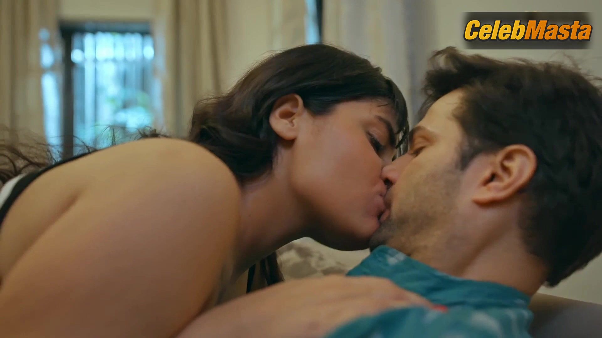 Manvi Chugh Flaunts Sexy Scene In Rikshawala - Photo 1 of 5 photo 2