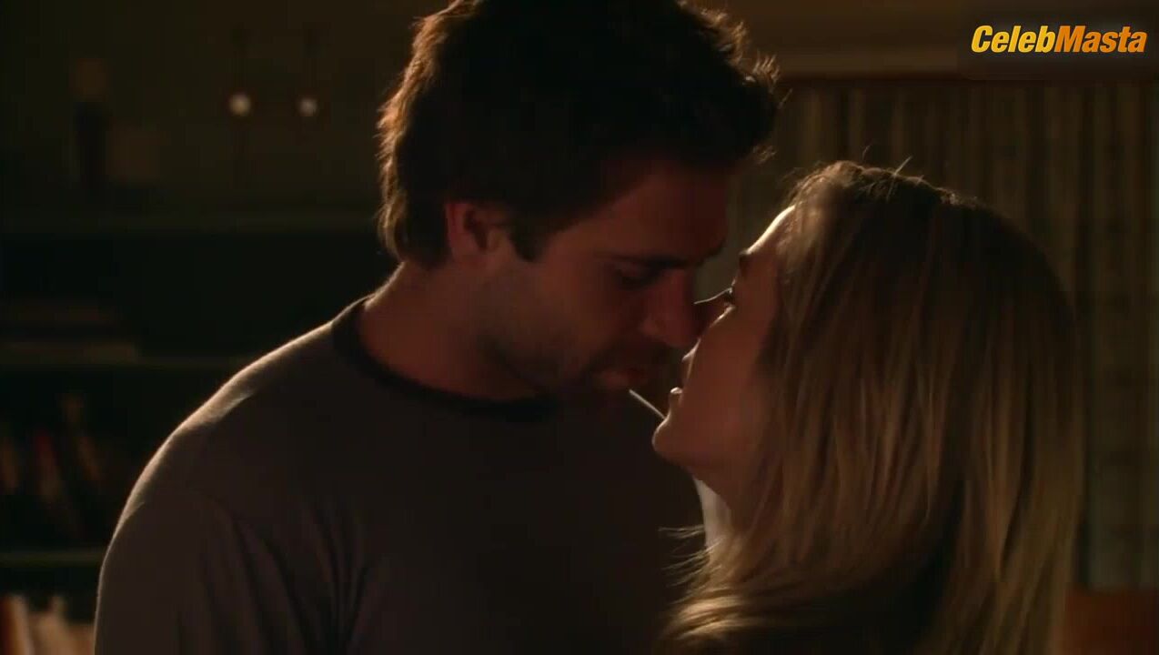 Julie Benz Shows Off Hot Scene In Circle Of Friends - Photo 2 of 5
