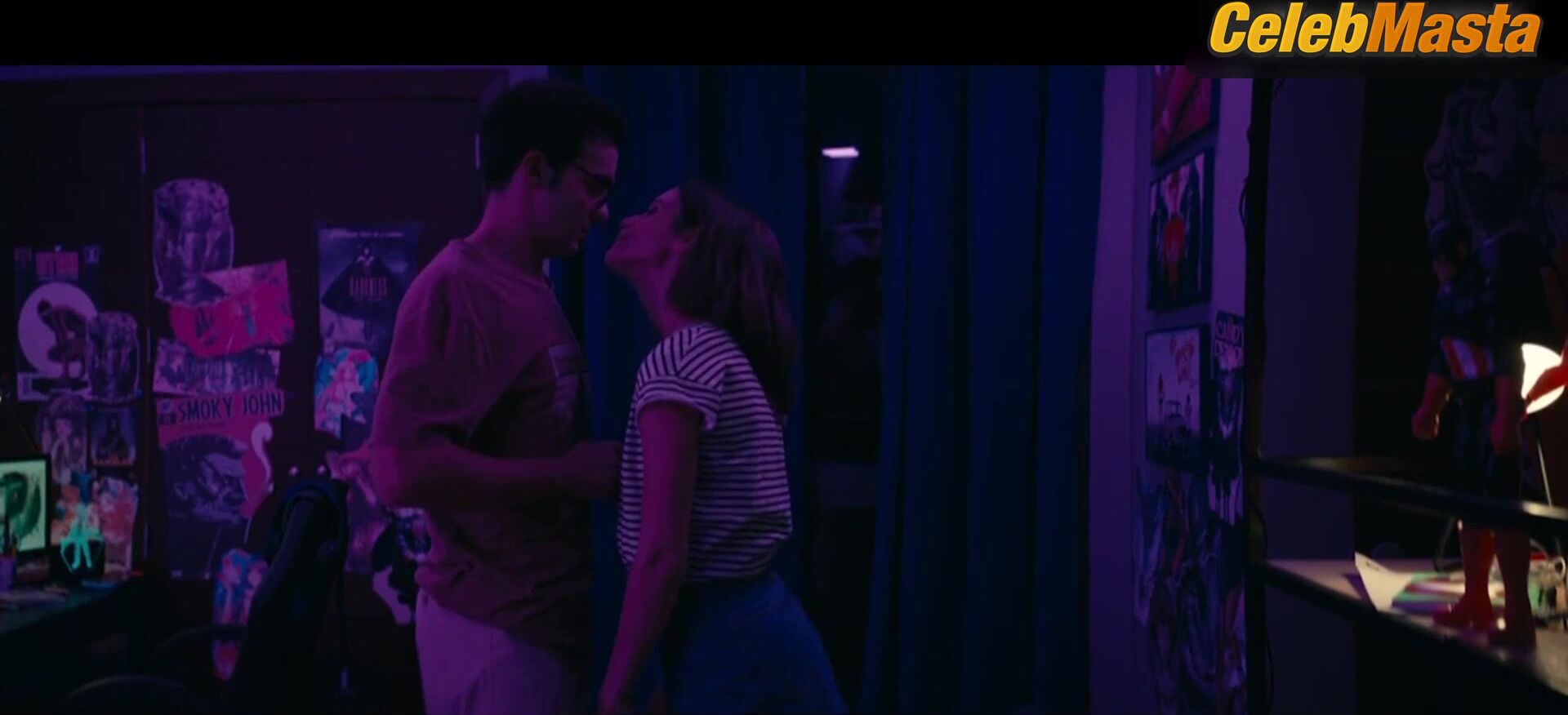 Maria Pedraza ’s Sexy Scene In Poliamor Para - Photo 1 of 5