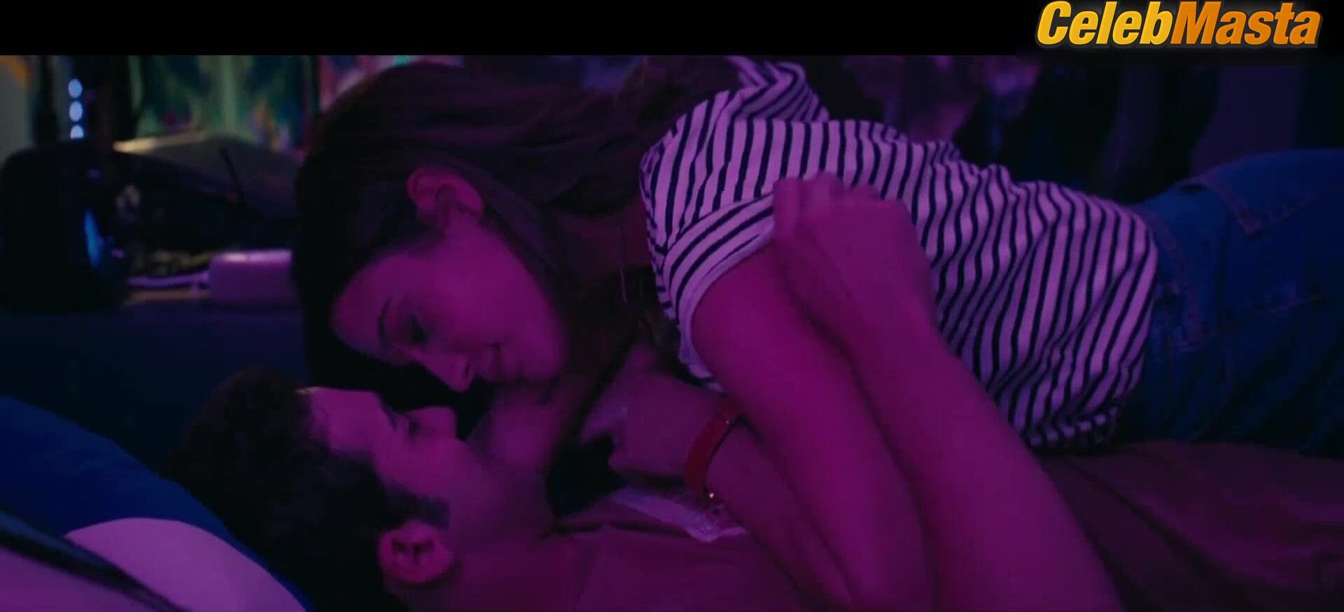 Maria Pedraza ’s Sexy Scene In Poliamor Para - Photo 1 of 5 photo 2