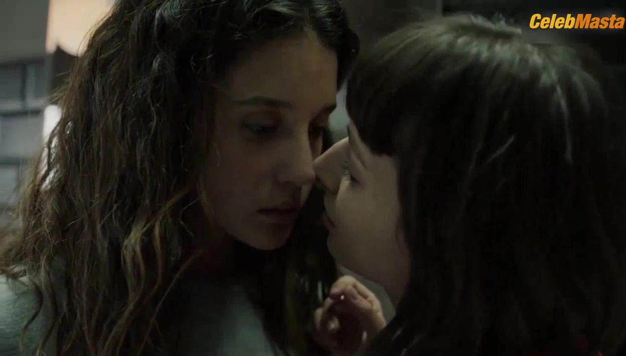 Maria Pedraza Bares Lesbian Scene In La Casa De Papel - Photo 1 of 5