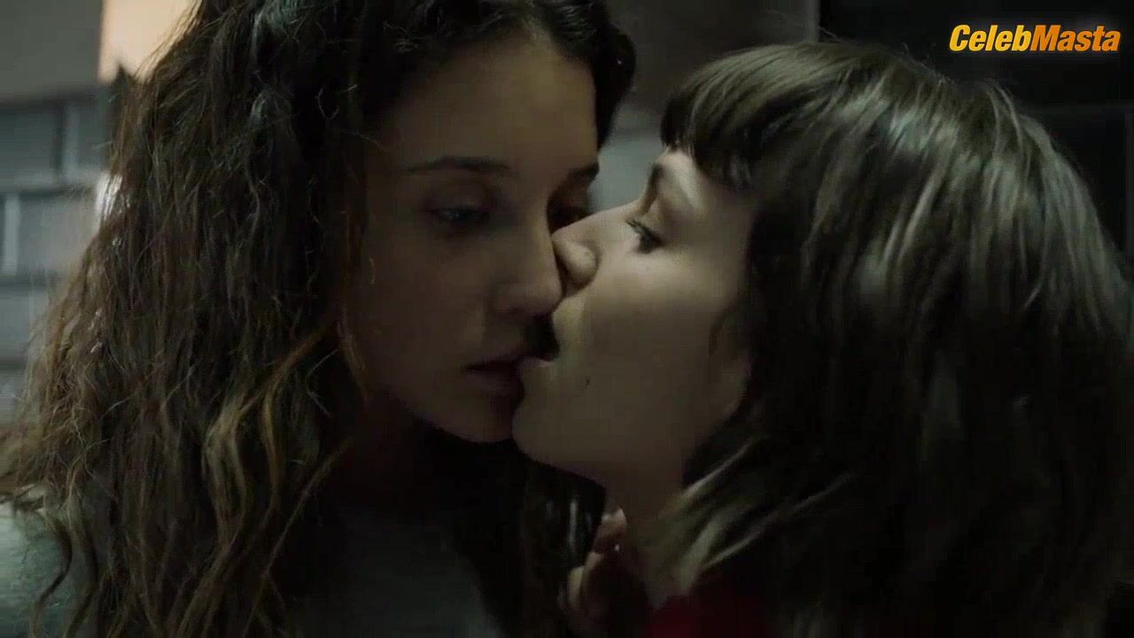 Maria Pedraza Bares Lesbian Scene In La Casa De Papel - Photo 1 of 5 photo 2