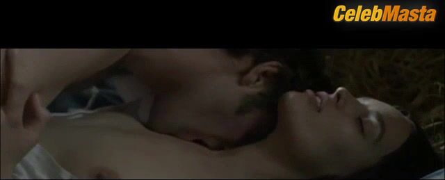 Emma Mackey ’s Tits Scene From Emily - Photo 1 of 5