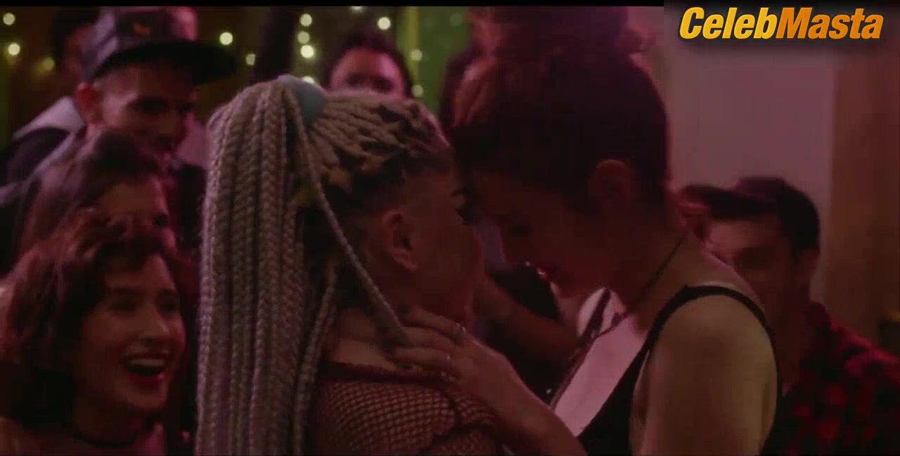 Maria Pedraza ’s Lesbian Scene In Elite - Photo 1 of 5 photo 5