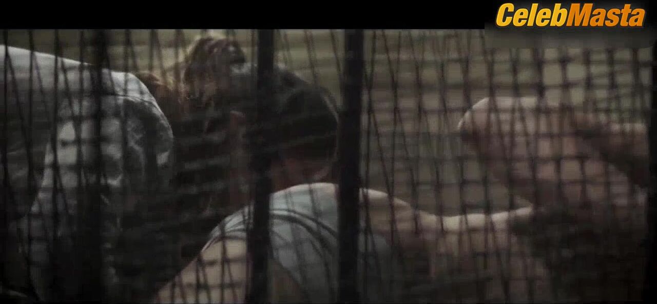Maria Pedraza ’s Booty Scene In Amar - Photo 2 of 5 photo 1