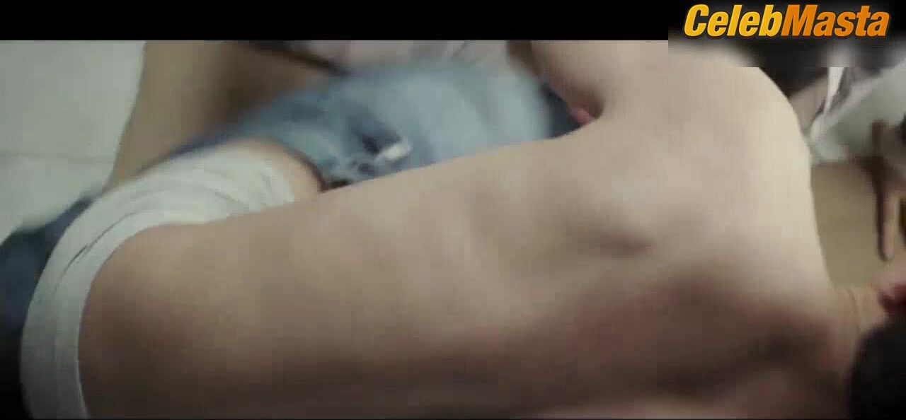 Maria Pedraza ’s Booty Scene In Amar - Photo 2 of 5