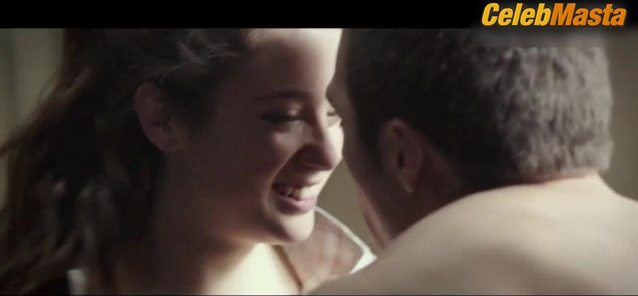 Maria Pedraza ’s Booty Scene In Amar - Photo 2 of 5 photo 5
