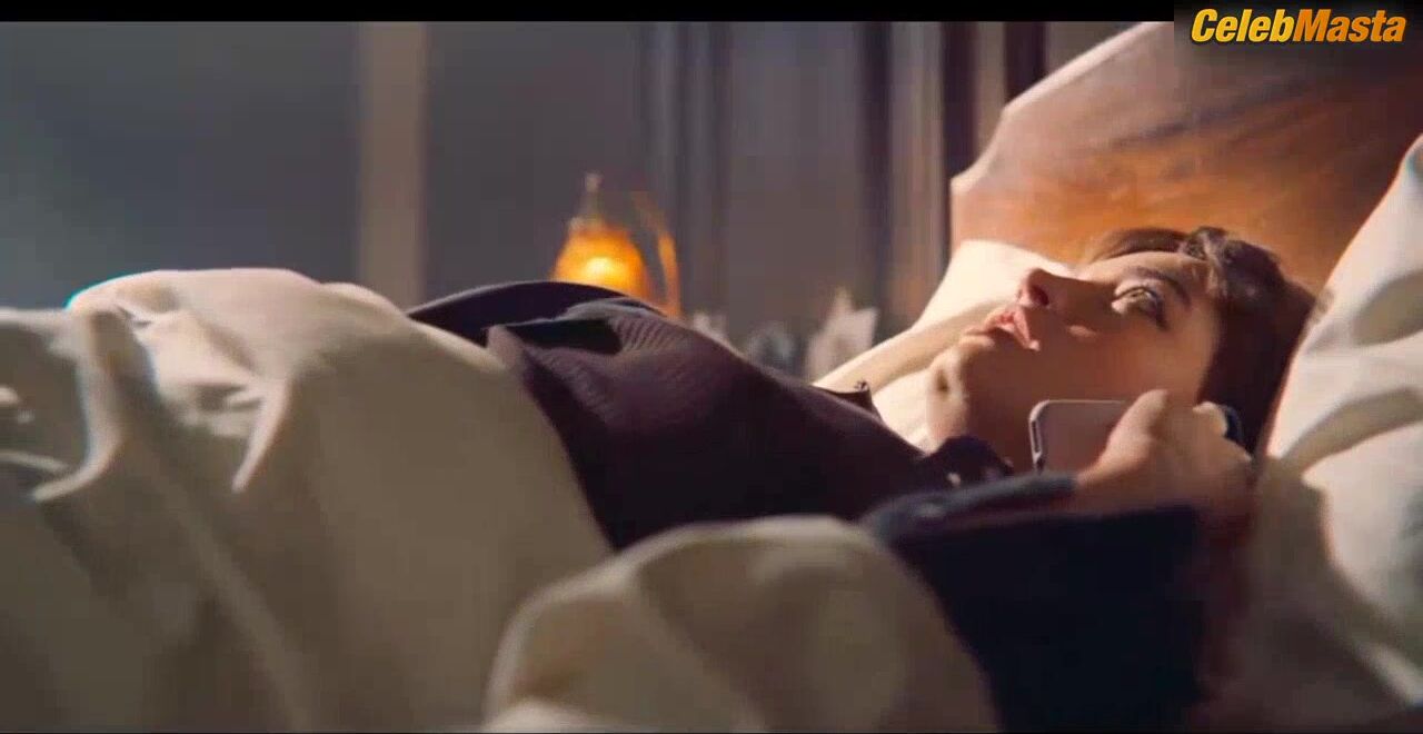 Emma Mackey ’s Hot Scene In Sex Education - Photo 1 of 5