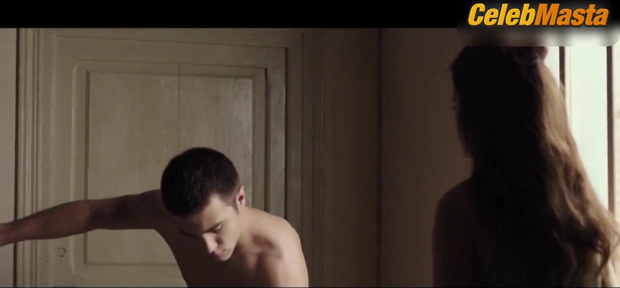 Maria Pedraza Underwear,tits Scene From Amar - Photo 1 of 5