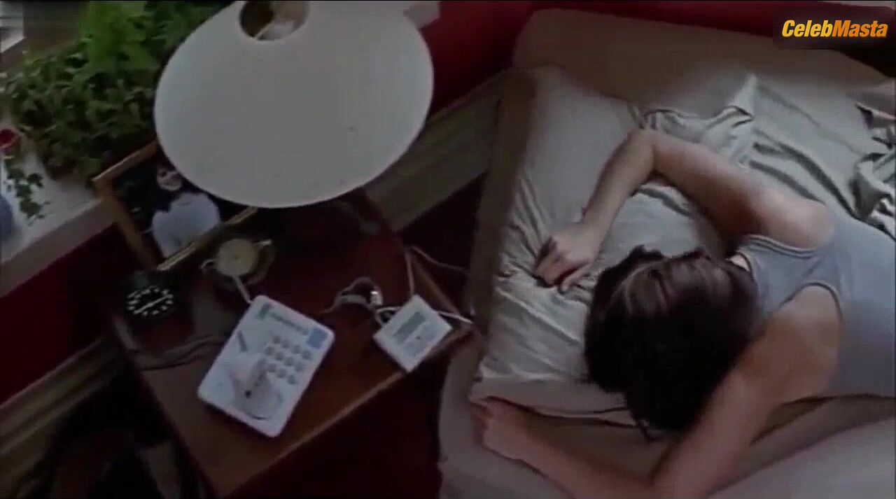 Neve Campbell ’s Underwear Scene From Scream 2 - Photo 2 of 5 photo 1