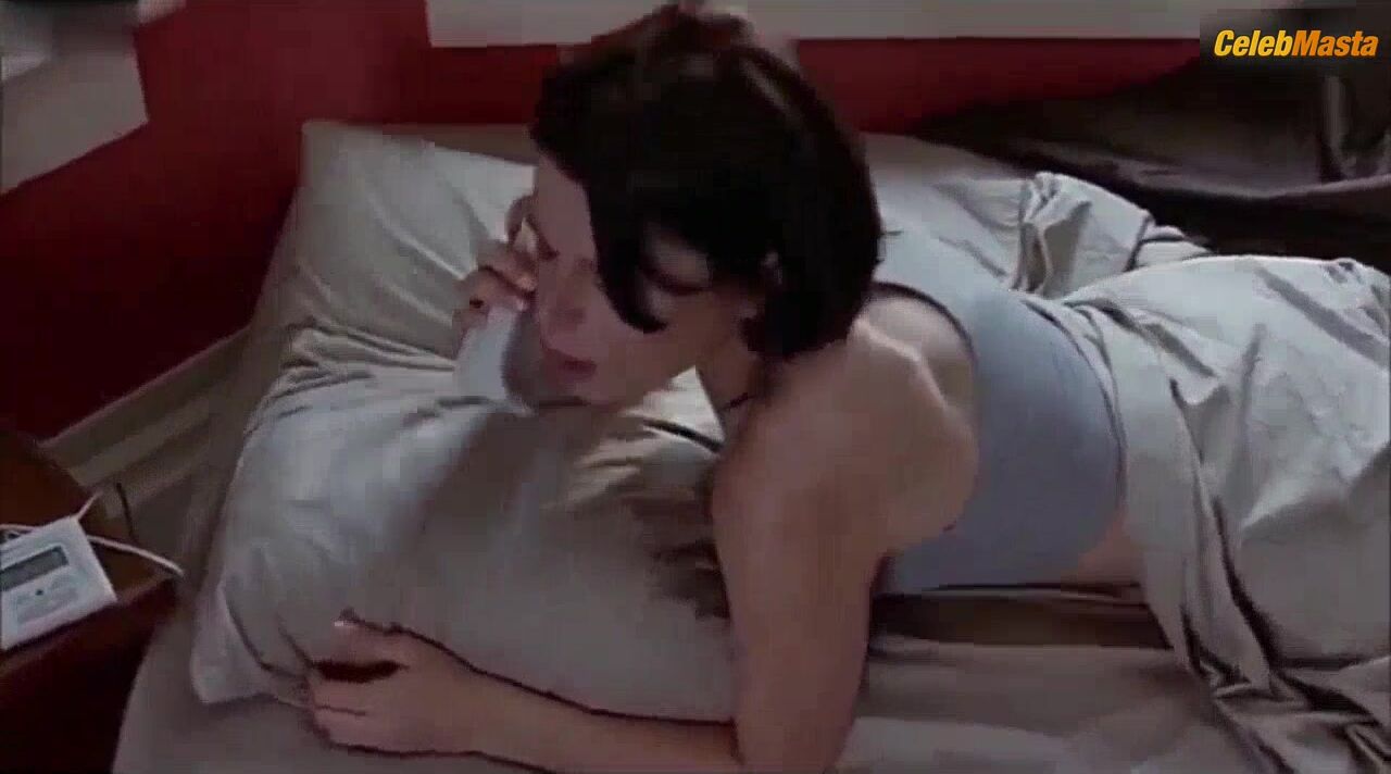 Neve Campbell ’s Underwear Scene From Scream 2 - Photo 2 of 5
