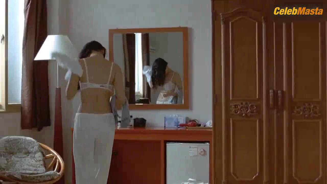 Ye-jin Son Son Ye-jin Booty, Boobs Scene In April Snow - Photo 2 of 5 photo 1