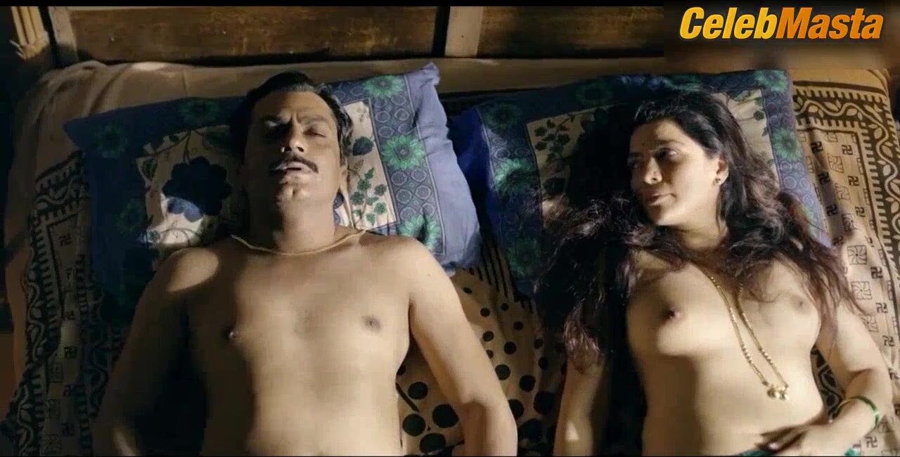 Rajshri Deshpande Bares Breasts Scene In Sacred Games - Photo 3 of 5 photo 2