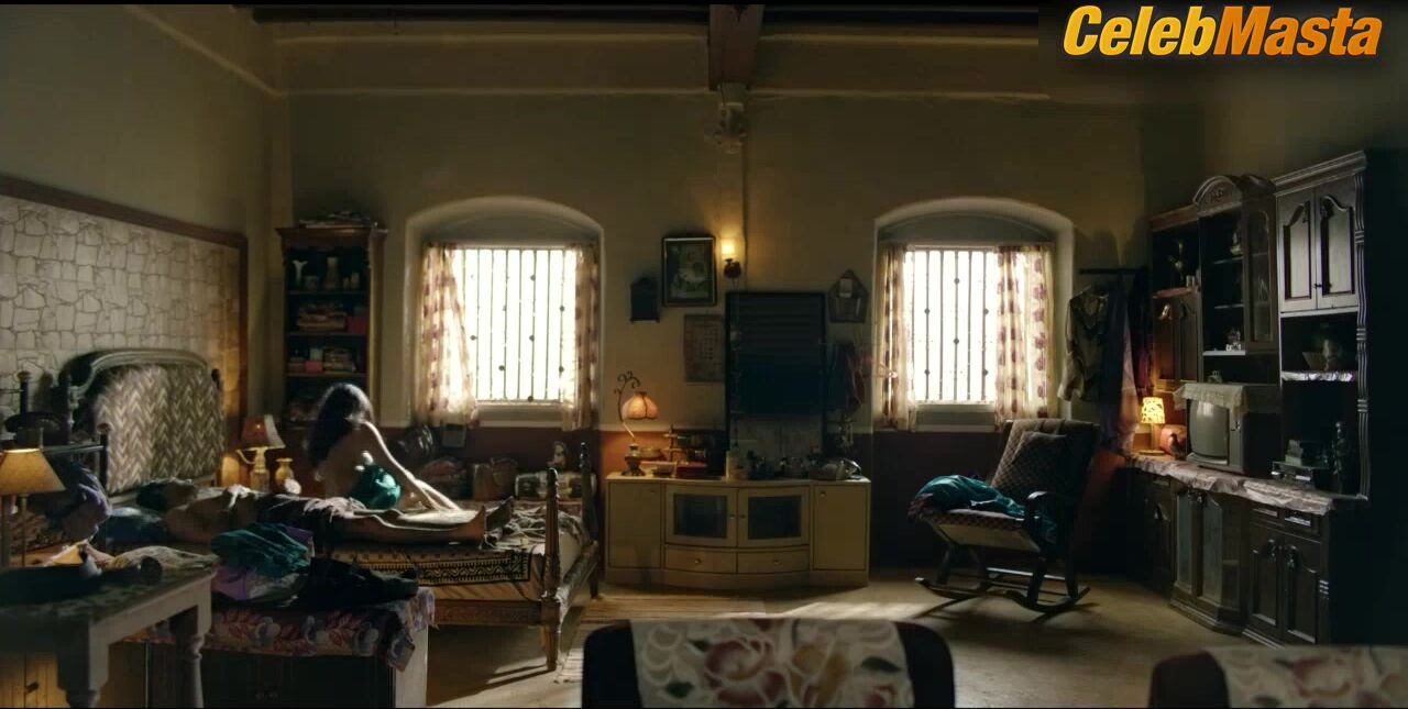 Rajshri Deshpande Bares Breasts Scene In Sacred Games - Photo 3 of 5 photo 5