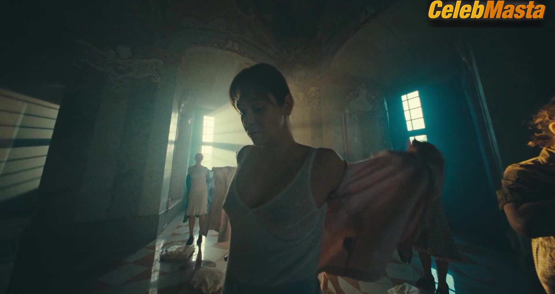 Anna Szymanczyk ’s Underwear Scene In X-rated Queen - Photo 1 of 5