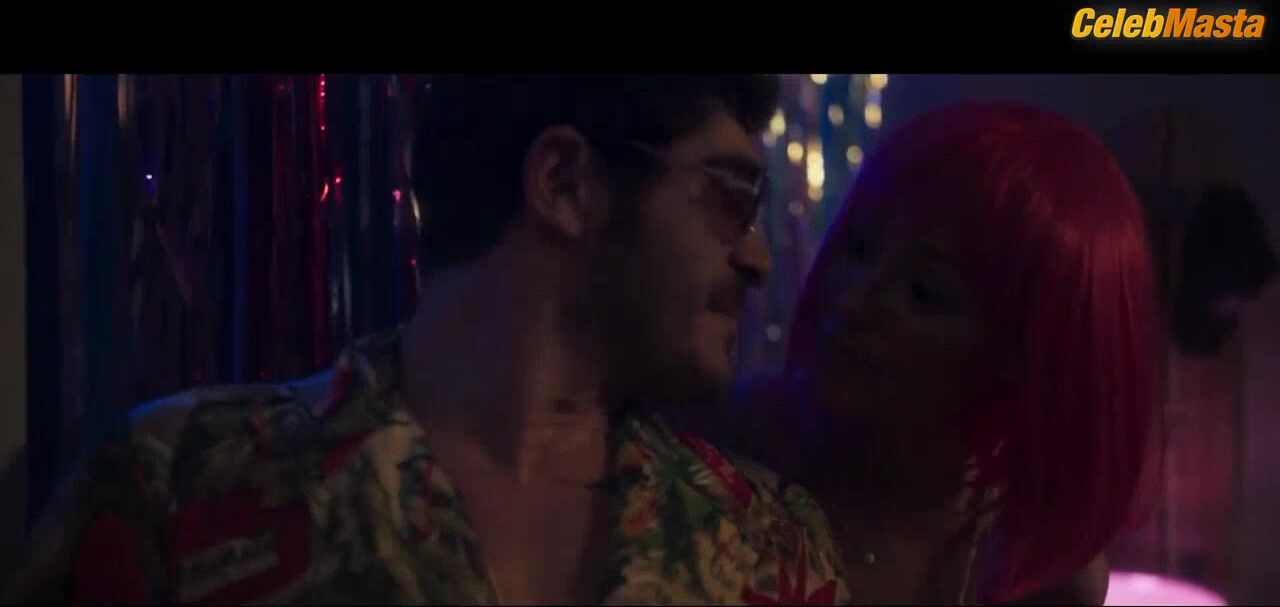 Dilan Cicek Deniz , Dolunay Soysert And Sukran Ovali Hot Scene - Photo 1 of 5