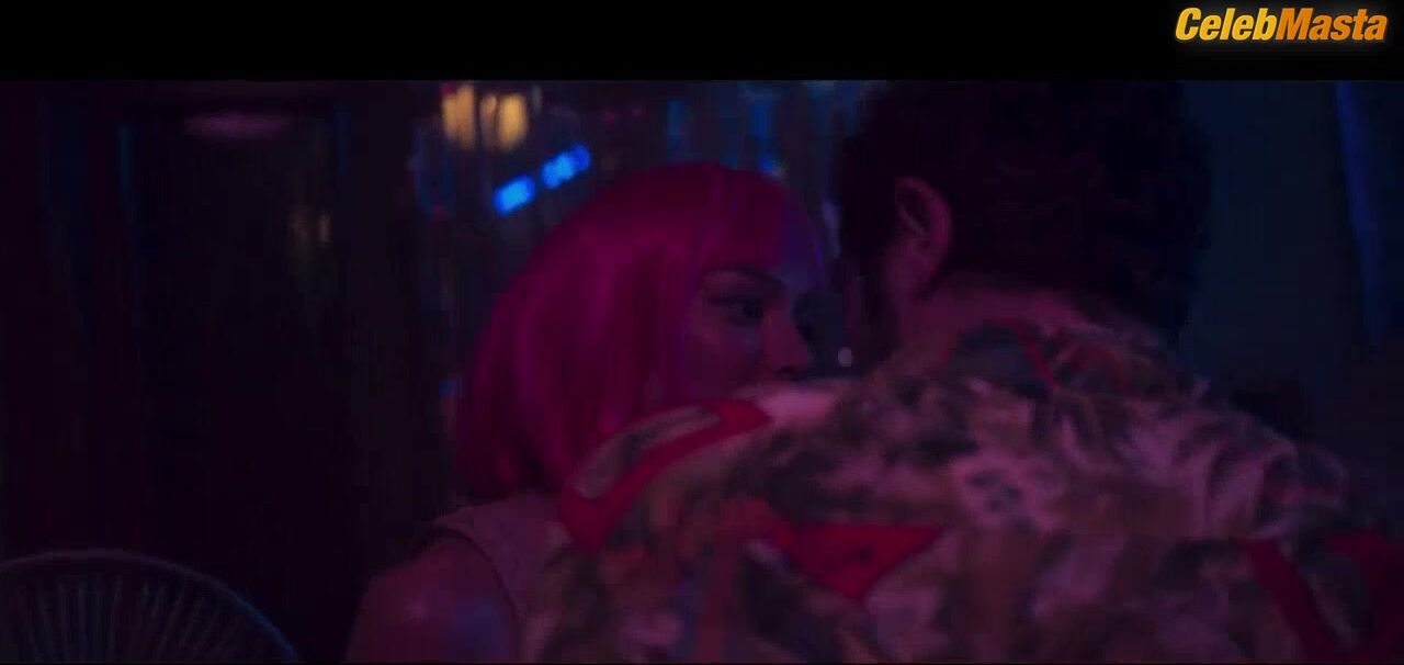 Dilan Cicek Deniz , Dolunay Soysert And Sukran Ovali Hot Scene - Photo 1 of 5 photo 5