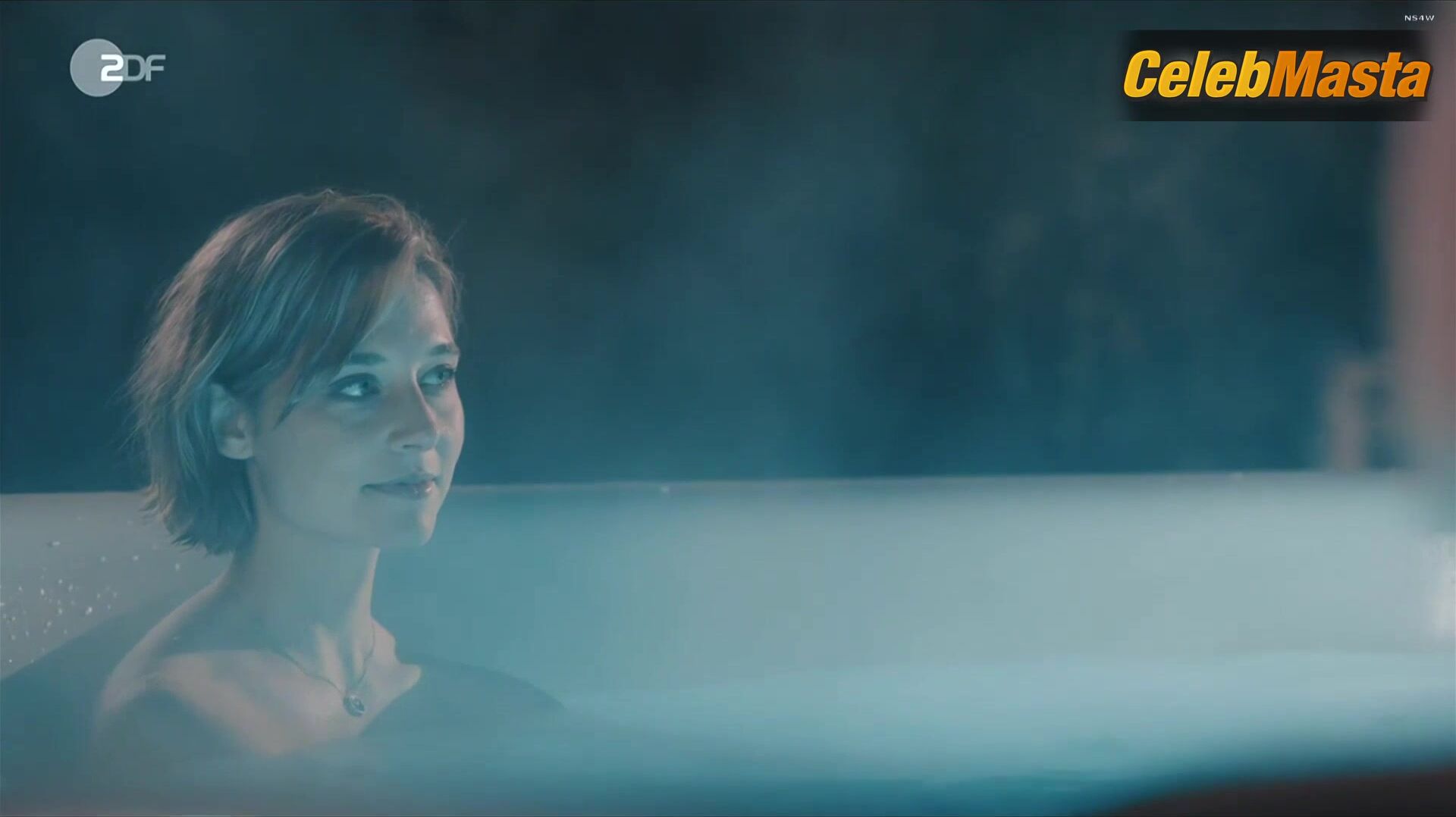 Svenja Jung Sexy Scene From Der Pfau - Photo 2 of 5